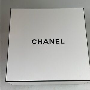 CHANEL White Box‎